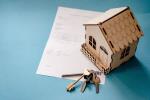 Model eines Hauses und ein Schlüsselbund, dahinter ein Schriftstück. Bild: Pixabay