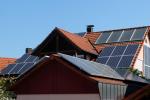 Hausdach mit Solarpaneelen. Bild: (c) Lisa Glinski
