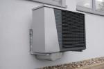 Wärmepumpe an weißer Hauswand. Bild: Alpha Innotec