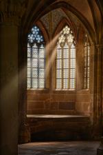 Kirchenfenster, durch die die Sonne fällt © Pixabay