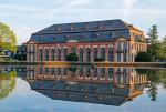 Sehenswürdigkeit in Darmstadt, die sich im Wasser spiegelt © Pixabay