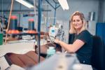 Frau an der Nähmaschine © GREINER GmbH