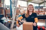 Frau verschließt ein Paket mit Klebeband© GREINER GmbH