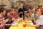 Menschen am Esstisch bei der Verkostung © Schwäbisches Schnapsmuseum