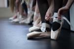 Mehrere Paar Füße in Ballettschuhen. © Pixabay