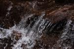 Wasser fließt einen Bach hinab © Pixabay