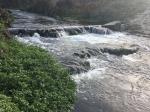 Wasser fließt einen Fluss hinab © G. Hezel