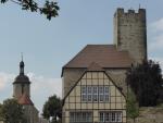 Fachwerkhaus vor Kirche © H. Hampp