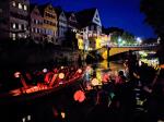 stimmungsvolle Stocherkahnfahrt bei Nacht mit bunten Lampions und Häuserfronten
(c) Barbara Honner