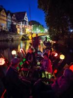 stimmungsvolle Stocherkahnfahrt bei Nacht mit bunten Lampions und Häuserfronten
(c) Barbara Honner