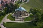Luftaufnahme des Grabhügels mit Kapelle
© Staatliche Schlösser und Gärten Baden-Württemberg, Achim Mende
