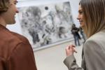  Kunstwerk mit Betrachtenden © Stuttgart-Marketing GmbH, Martina Denker
