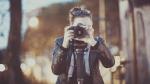Frau mit Kamera und Stativ beim Fotografieren. © Pixabay