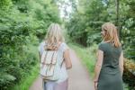 Zwei Frauen laufen durch den Wald © Pixabay