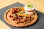 Teller mit frittiertem Tofu und Joghurtdip © pixabay