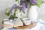Teegedeck mit Blumen und Buch © Pixabay, CCO
