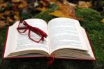 Aufgeschlagenes Buch mit Brille © Pixabay