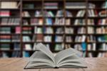 Bücherregal und ein aufgeschlagenes Buch © Pixabay