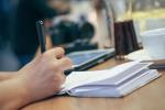 Notizbuch und Hand mit Stift © Pexels