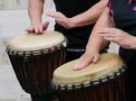 Hände und zwei Djembe Trommeln. © Pixabay