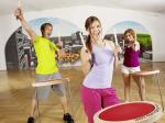 Ein junger Mann und zwei junge Frauen spielen Bo-Drums. © fit4drums