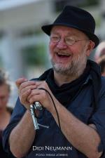 Mann spiel Mundharmonika. Foto: Heinz Jörres
