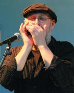 Mann spielt Mundharmonika. Bild © Neumann