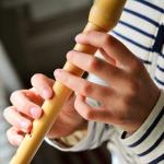 Hände, die eine Flöte spielen. © congerdesign Pixabay, CC0