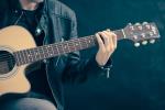 Mann mit Gitarre in der Hand. © Pixabay