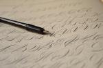 Stift mit kalligrafiertem Papier © Miguel Á. Padriñán. Pixabay, CC0