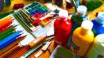 bunte Stifte, Spachtel, Farbkasten und -tuben ©  Pixabay
