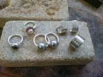 silberne Ringe mit unterschiedlichen Gravierungen und Ornamenten © Christine Hellmann