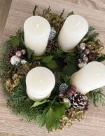 Adventskranz mit weihnachtlichen Naturmaterialien © Susanne Polziehn