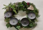 Adventskranz mit weihnachtlichen Naturmaterialien © Susanne Polziehn