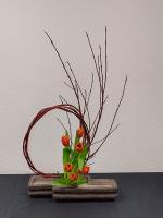 Ikebana-Werk mit rot-orangenen Tulpen © B. Friedrich-Wittig