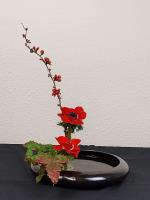 Ikebana-Werk mit roten Blumen © B. Friedrich-Wittig