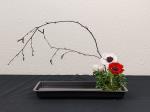 Ikebana-Werk mit roten und weißen Blumen © B. Friedrich-Wittig