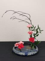 Ikebana-Werk mit roten und weißen Blumen © B. Friedrich-Wittig