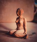 Tonskulptur, knieende Frau 
© Pixabay