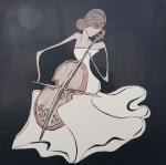 Holzbild mit Frau, die Cello spielt © Somayeh Jamali