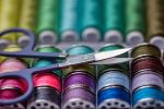 Nähutensilien, wie Schere und Fadenrollen sind zu sehen.© CCO Pixabay