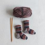 selbstgestrickte Socken und Wolle in unterschiedlichen Farben © Rosa Diaz