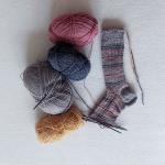 selbstgestrickte Socken und Wolle in unterschiedlichen Farben © Rosa Diaz