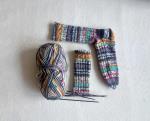 selbstgestrickte Socken und Wolle in unterschiedlichen Farben © Rosa Diaz