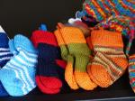 selbstgestrickte Kindersocken und Wolle in unterschiedlichen Farben © Pixabay