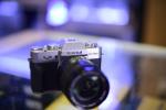 Foto-Kamera auf einem Glastisch. Bild © Pixabay