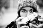 Frau mit Fotokamera. Bild © Pixabay