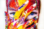 Der Kopf einer Frau, bedeckt in bunten Farben. Bild © Pixabay