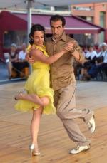 Ein Mann und eine Frau in Tanzhaltung, die einen Latinotanz tanzen. Bild © Pixabay