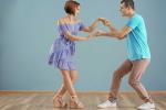 Ein Mann und eine Frau, die zusammen Discofox tanzen. Bild © Canva